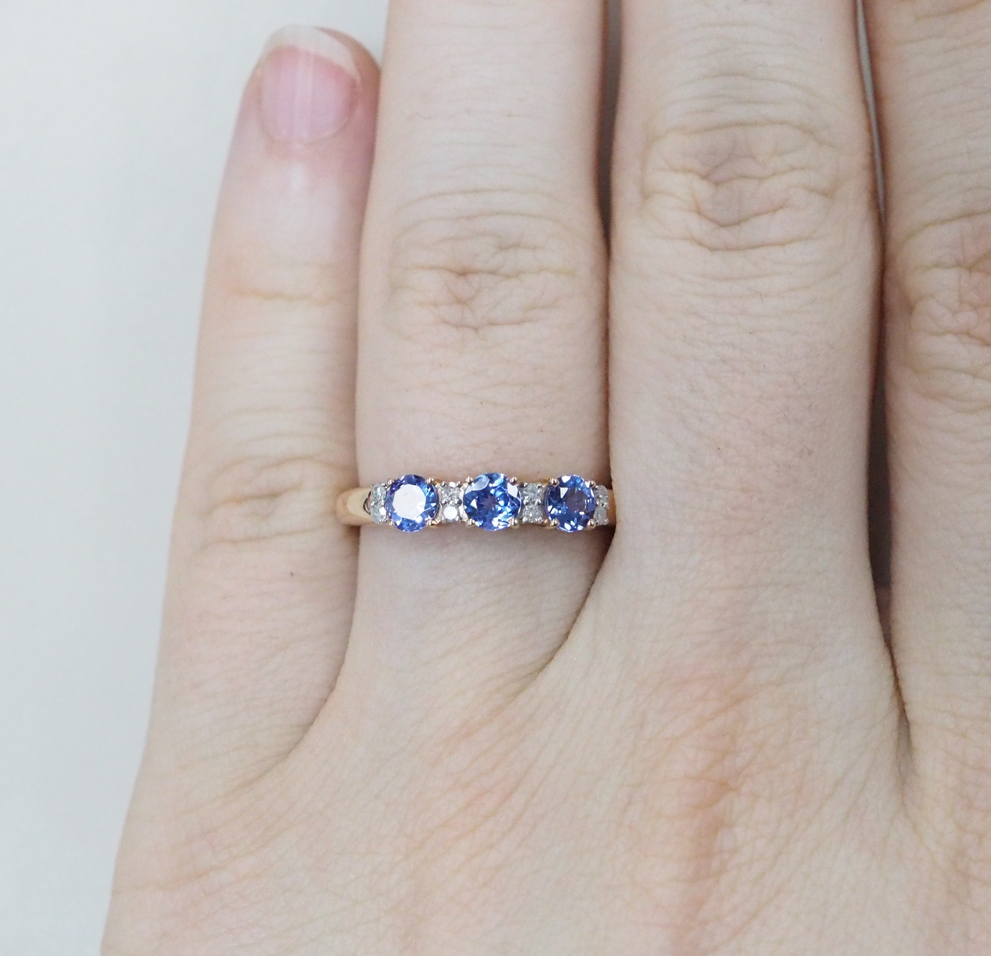 Кольцо из золота с танзанитами